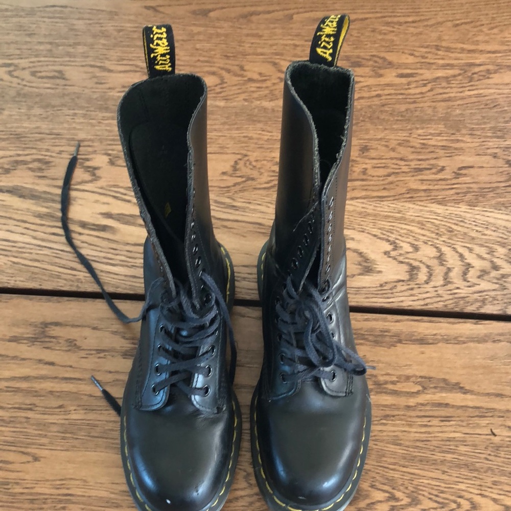 Dr. Marten 14 eye boot